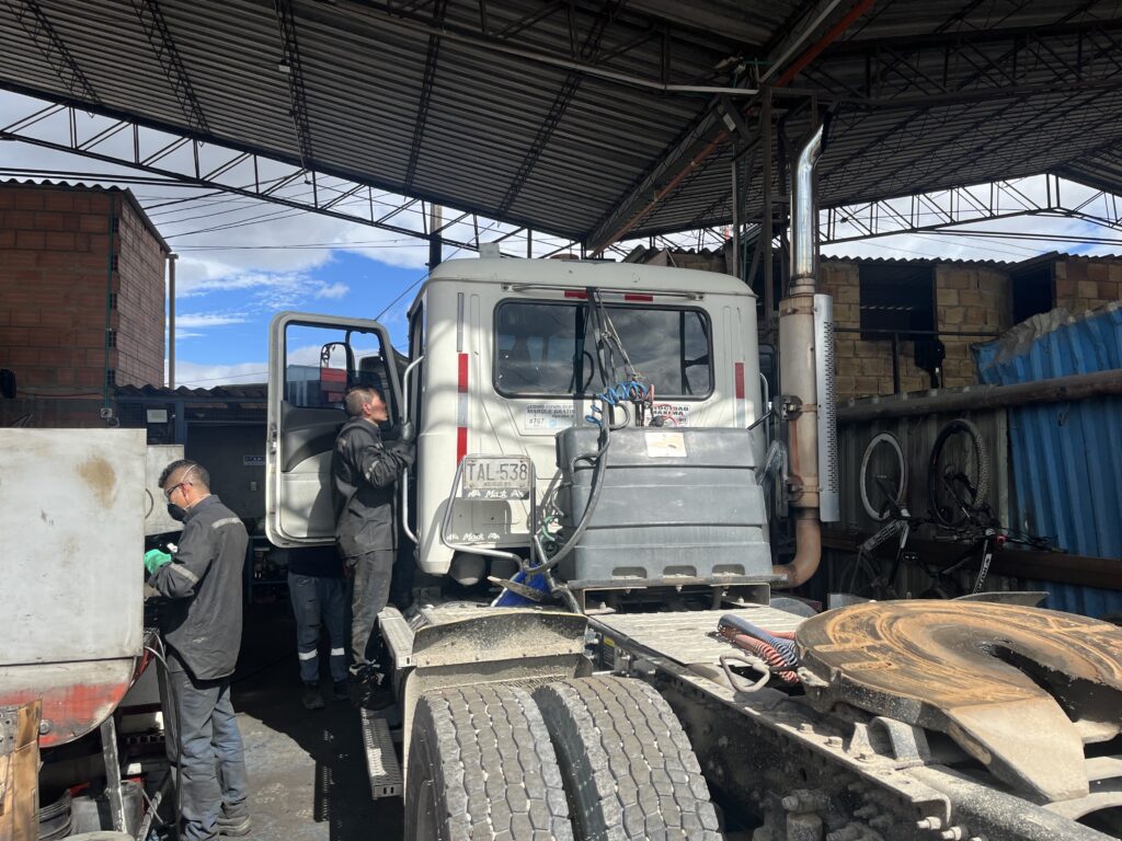 Deux hommes travaillant sur un camion